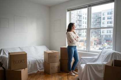 Femme dans un salon vide en transition de déménagement